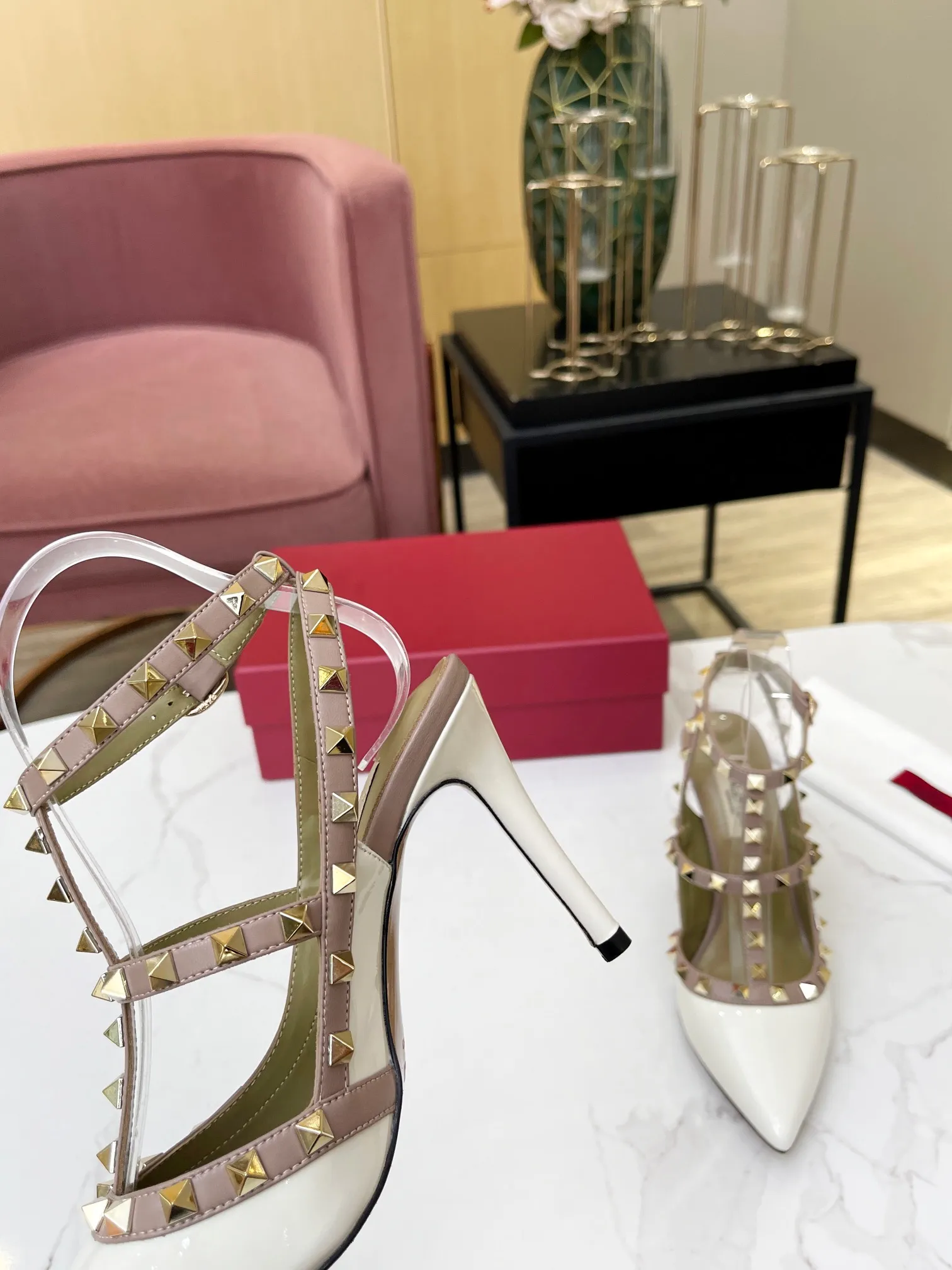 👟👟Ex-factory price 420👟👟 Genuine leather sole +40 Top version 𝑉𝐴𝐿𝐸𝑁𝑇𝐼𝑁𝑂 Valentino spring and summer new style (new color) women's back empty (new generation cow patent leather) sandals The unique [unique V family rivet design] brings out a full sense of high-end, and the new season will live up to expectations! Worth buying★Absolutely high-grade❥Original method, Absolutely sensual❥Elegant style, creating a different feeling, simple and elegant style!  Code number: 35-41 (34-42 is customized and non-returnable) Inner lining: Inner sheepskin Heel height: 9.5cm (two-ring strap) 6.5cm (three-ring strap) Leather outsole Rubber outsole